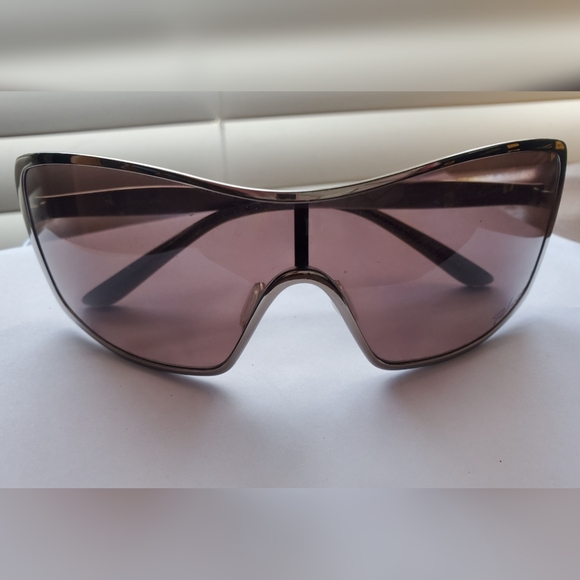 Oakley Sunglasses Polarized Remedy Silver with Tinted Lenses with Case. - Picture 3 of 10